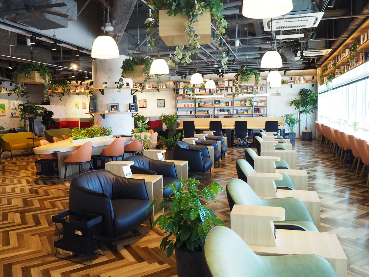 Tsutaya Bookstore 福岡空港 Cafe Lounge コワーキングスペース Book Co と提携開始 カルチュア コンビニエンス クラブ株式会社 九州カンパニー